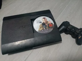 PlayStation 3 con mando y juego.