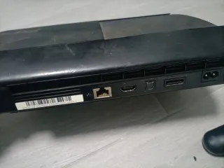 PlayStation 3 con mando y juego.