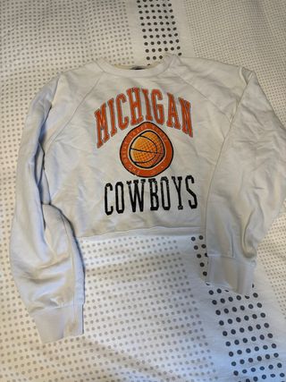 sudadera corta blanca.