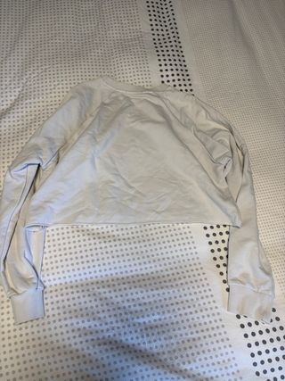 sudadera corta blanca.