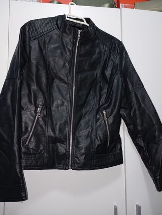 Chaqueta negra efecto piel