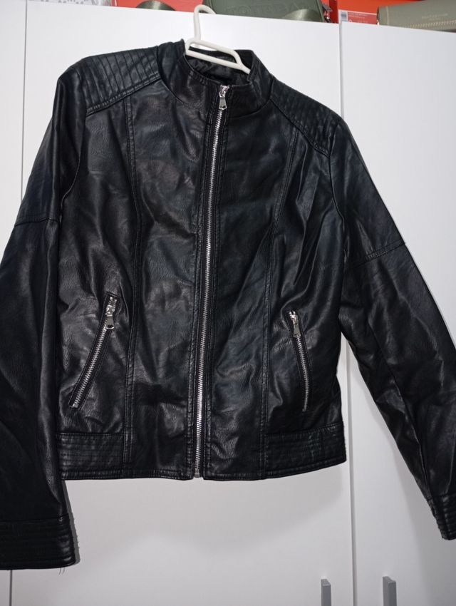 Chaqueta negra efecto piel
