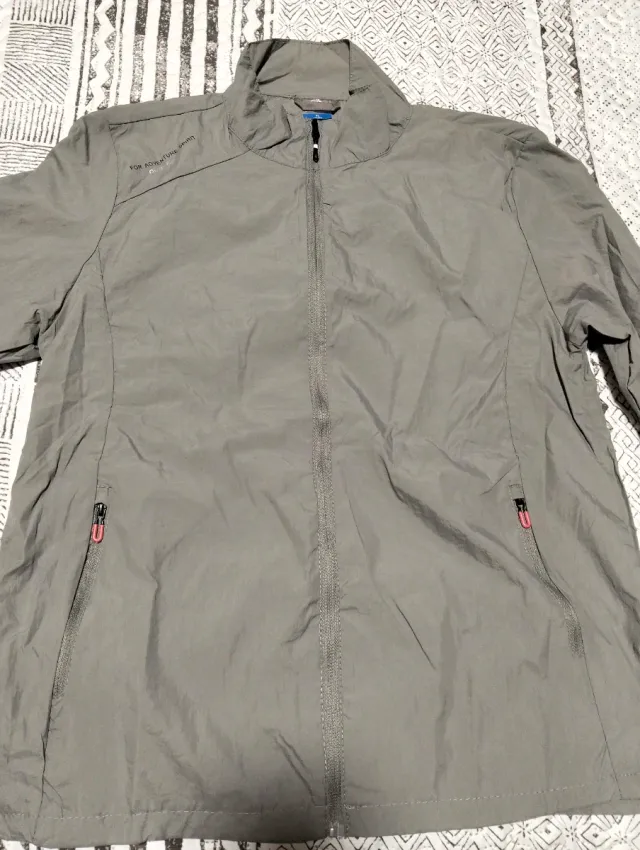 Cortavientos gris sin estrenar