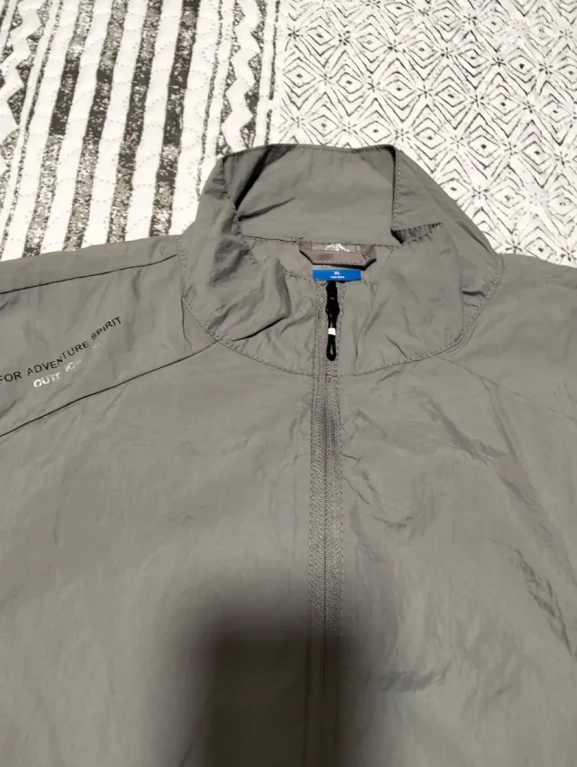 Cortavientos gris sin estrenar