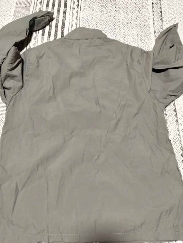 Cortavientos gris sin estrenar