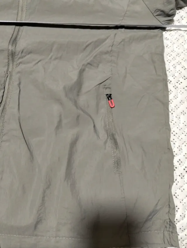 Cortavientos gris sin estrenar