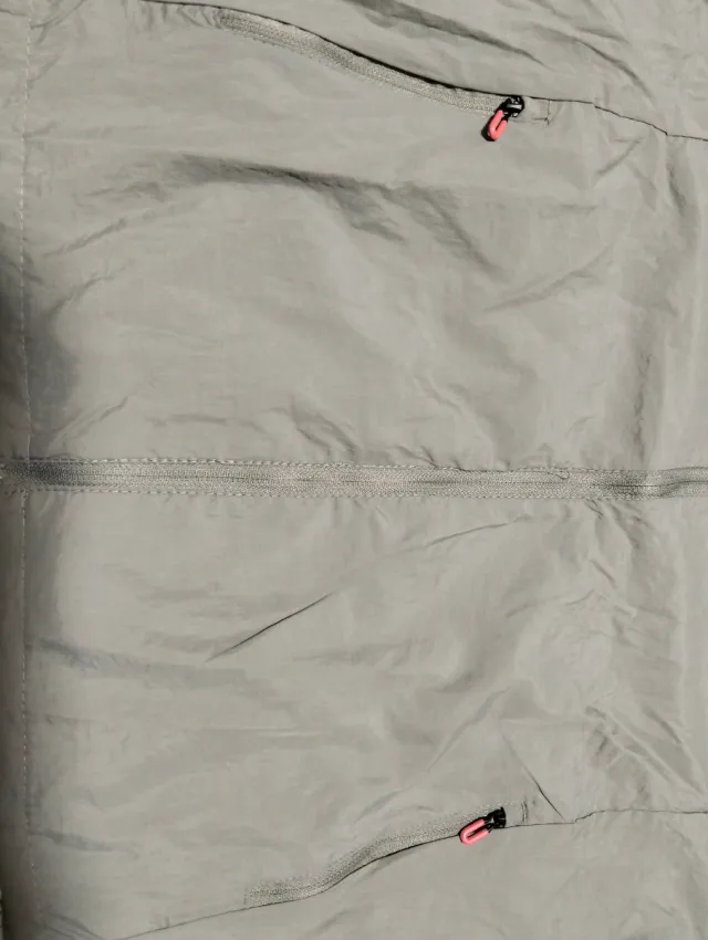 Cortavientos gris sin estrenar