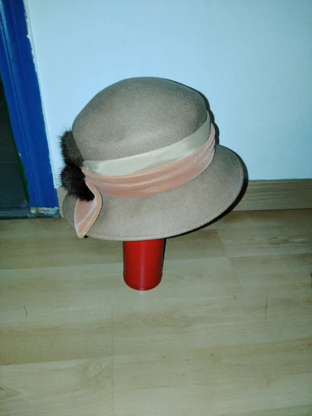 Sombrero beige con adorno de pelo