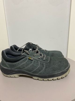 Zapatos de trabajo grises