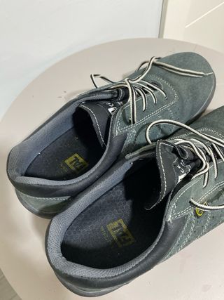 Zapatos de trabajo grises