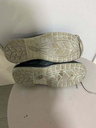 Zapatos de trabajo grises
