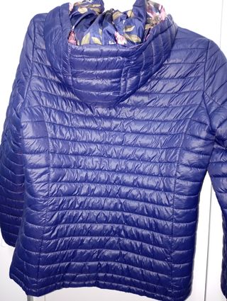 Chaqueta azul con capucha y estampado floral