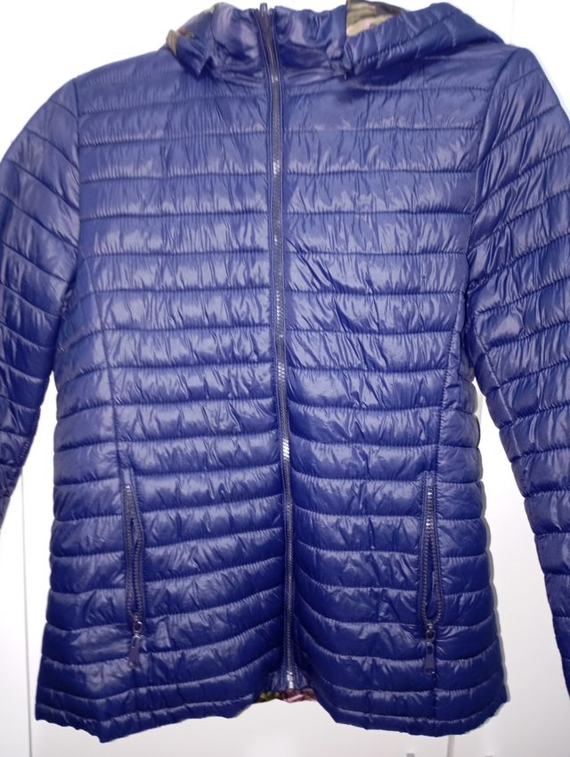 Chaqueta azul con capucha y estampado floral