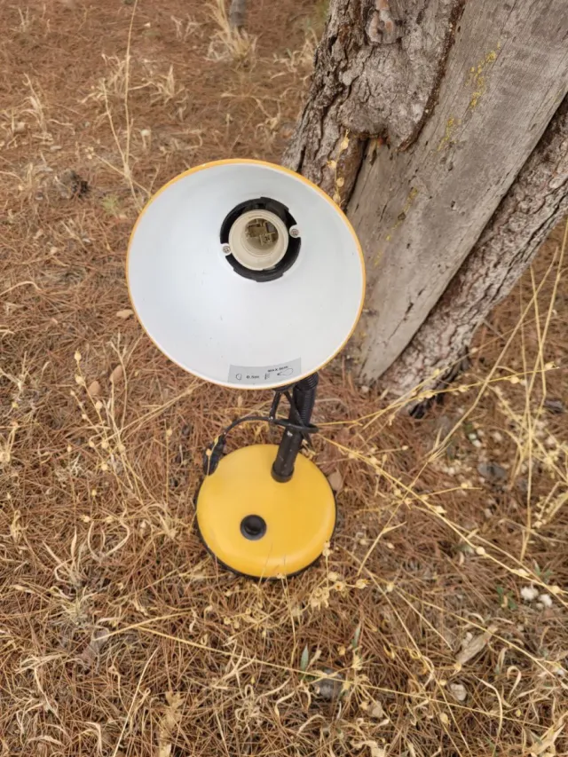 Lámpara de escritorio amarilla