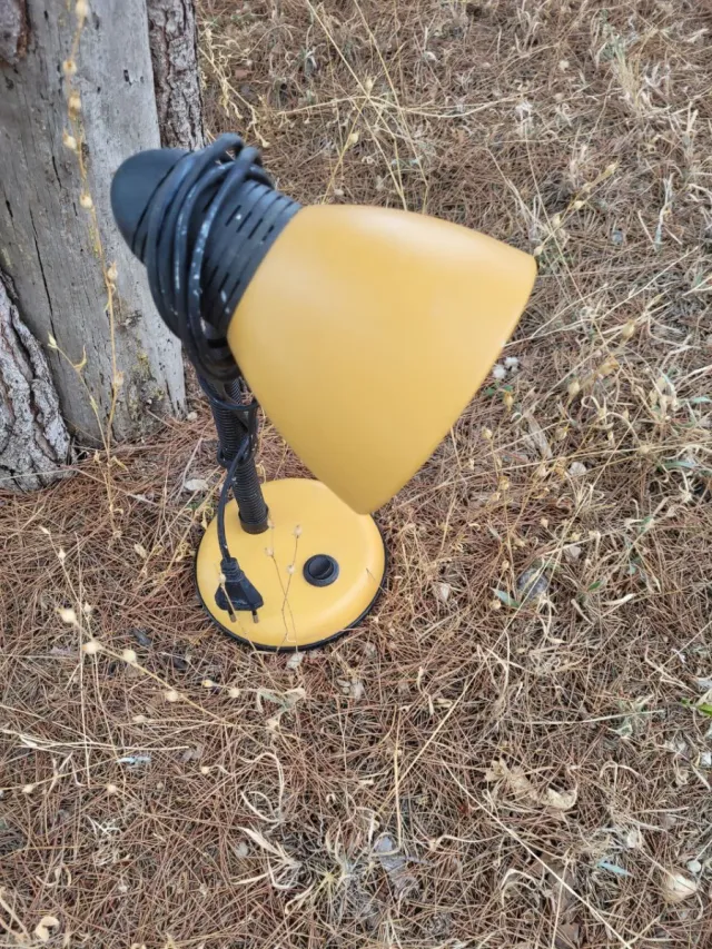 Lámpara de escritorio amarilla