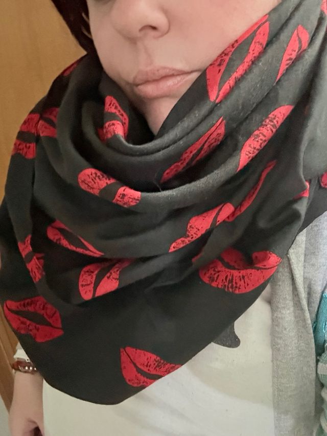 Sciarpa nera con stampa baci rossi