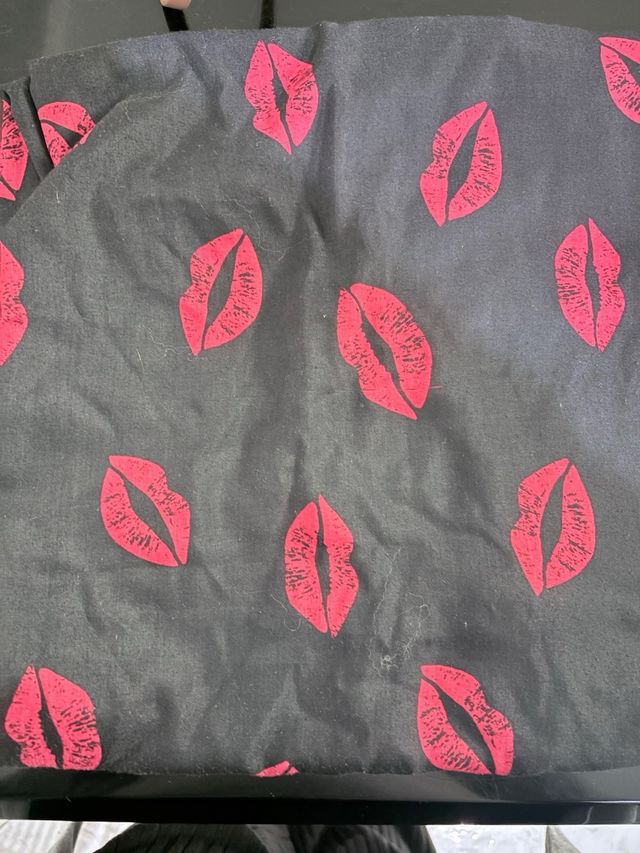 Sciarpa nera con stampa baci rossi