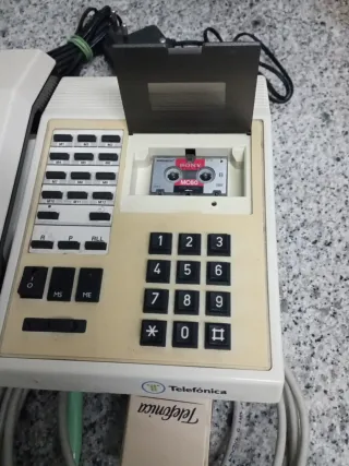 Teléfono con cassette y teclado numérico