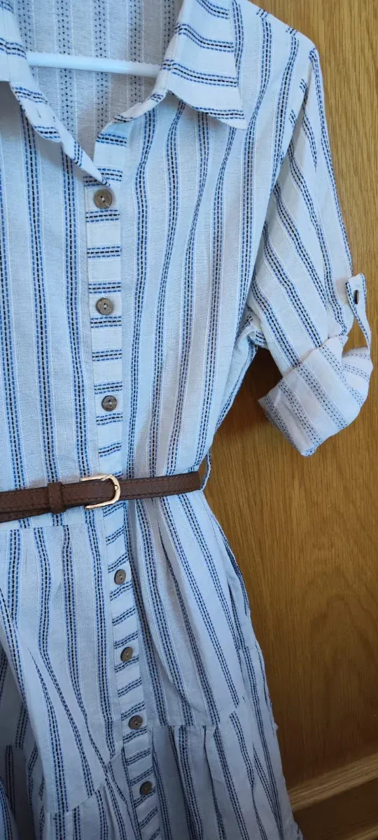 Vestido veraniego de rayas blancas y azules.