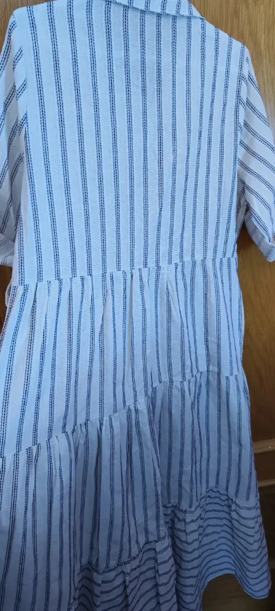 Vestido veraniego de rayas blancas y azules.