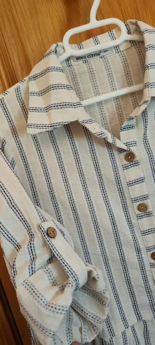 Vestido veraniego de rayas blancas y azules.