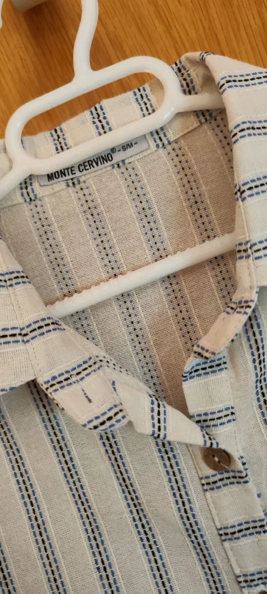 Vestido veraniego de rayas blancas y azules.