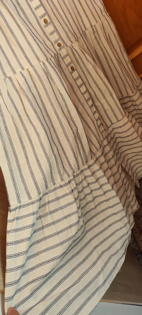 Vestido veraniego de rayas blancas y azules.