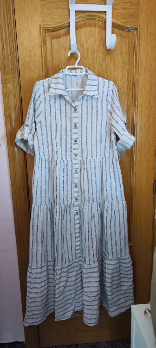 Vestido veraniego de rayas blancas y azules.