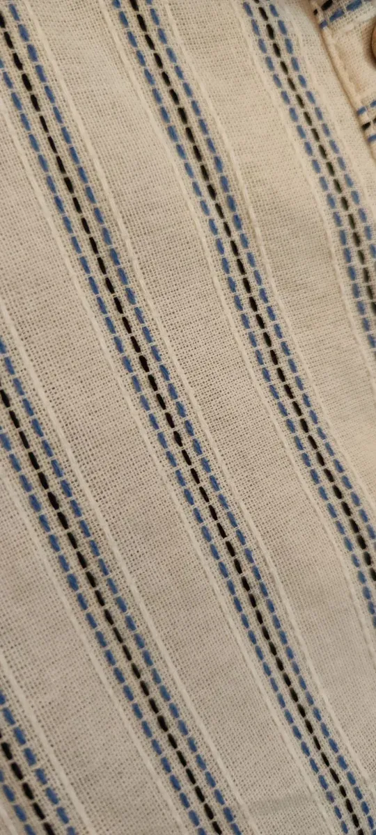 Vestido veraniego de rayas blancas y azules.