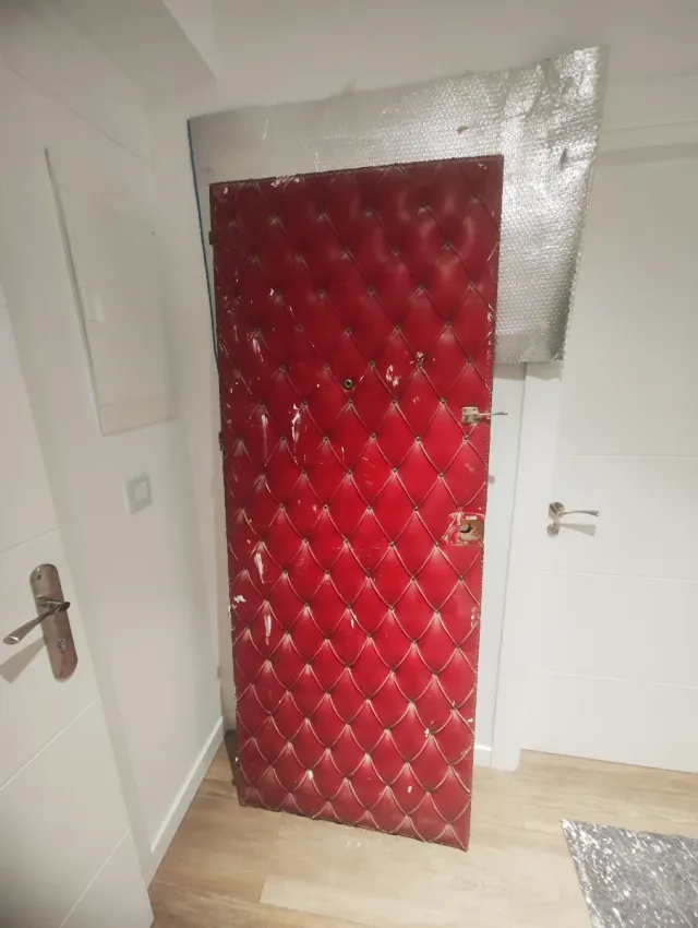 Puerta de entrada tapizada roja