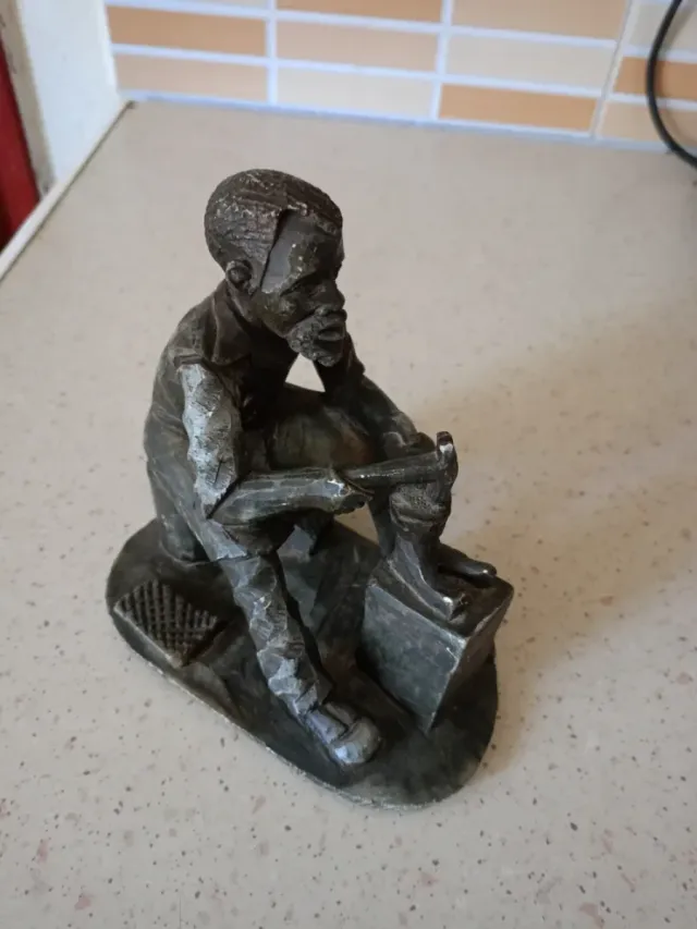 Zapatero tallado en piedra