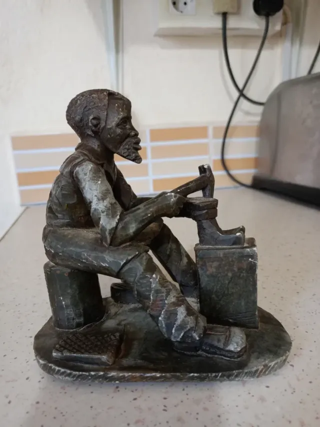 Zapatero tallado en piedra