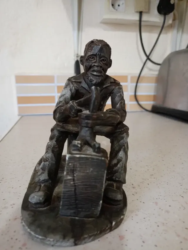 Zapatero tallado en piedra