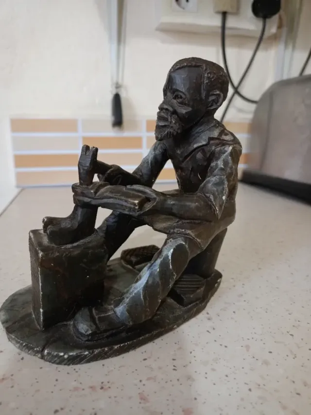 Zapatero tallado en piedra