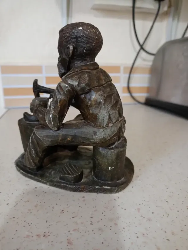 Zapatero tallado en piedra