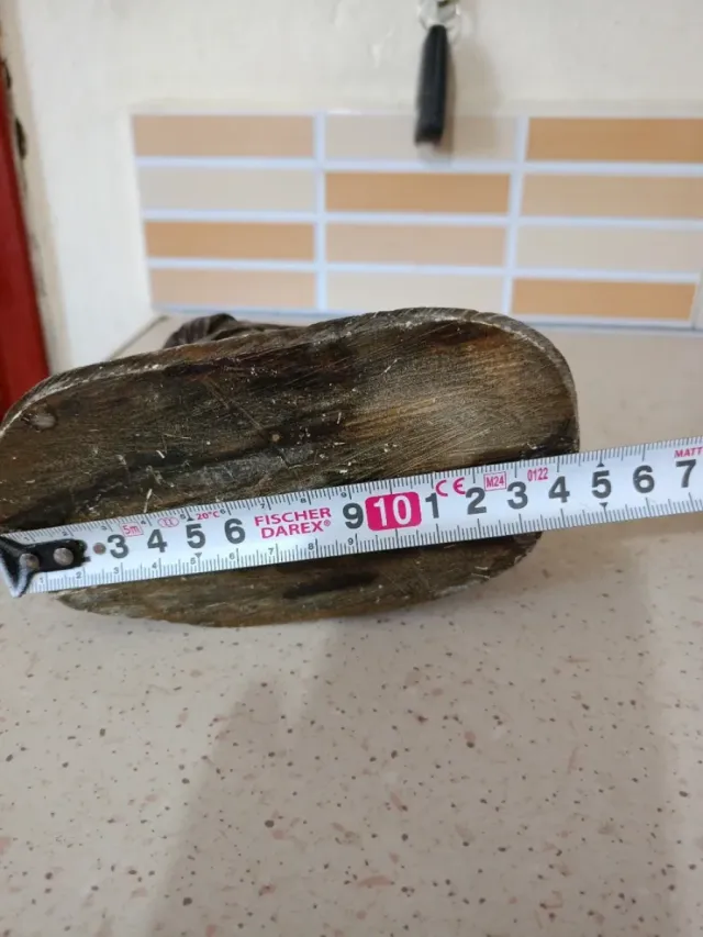 Zapatero tallado en piedra