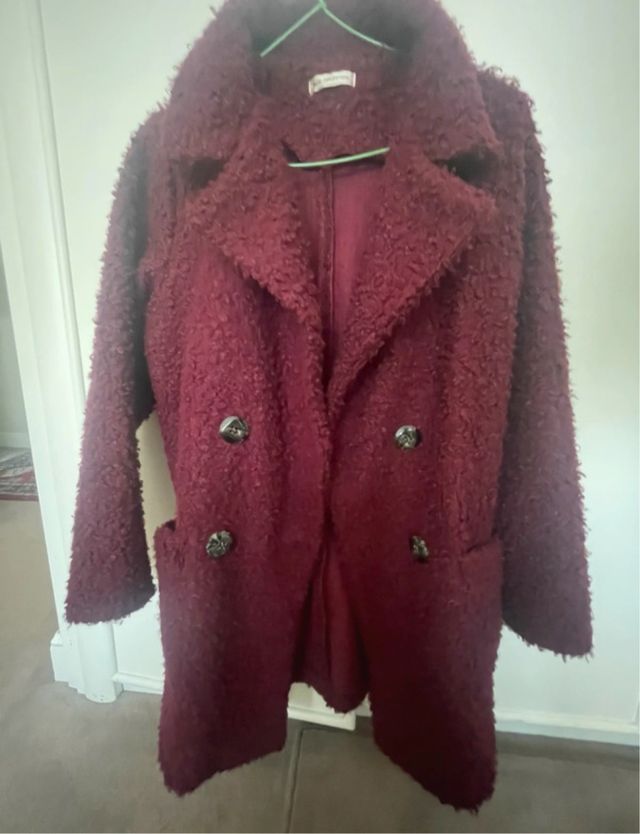 Abrigo color granate de pelo sintético
