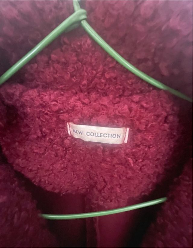 Abrigo color granate de pelo sintético