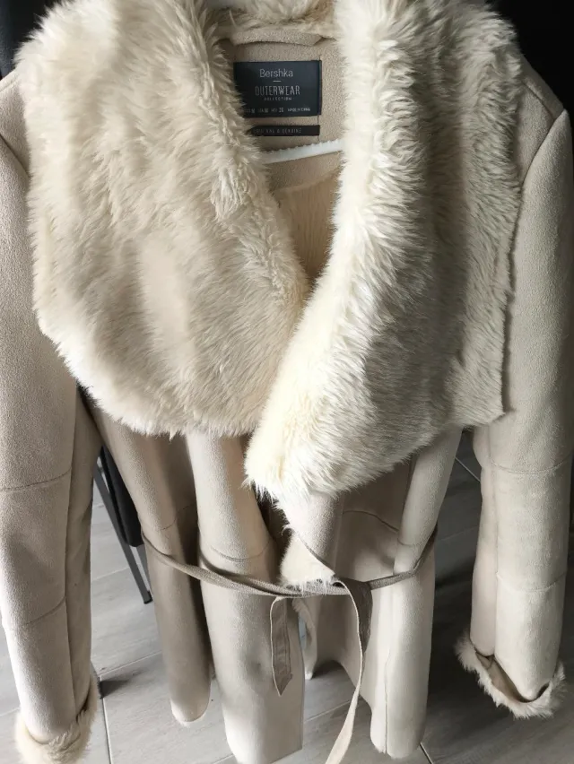 Chaqueta Bershka Piel Vuelta y Pelito Talla M