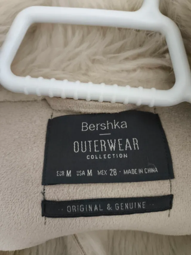 Chaqueta Bershka Piel Vuelta y Pelito Talla M