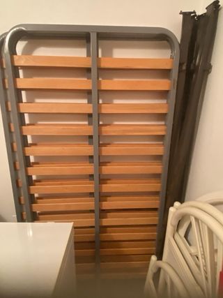 Cama infantil con diseño de ruedas