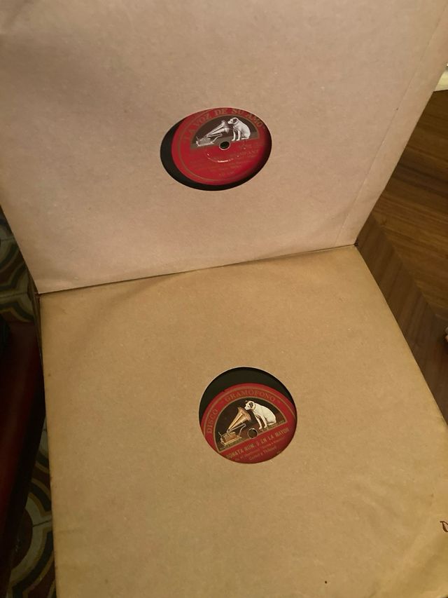 Gramófono portátil  la voz de su amo  con discos