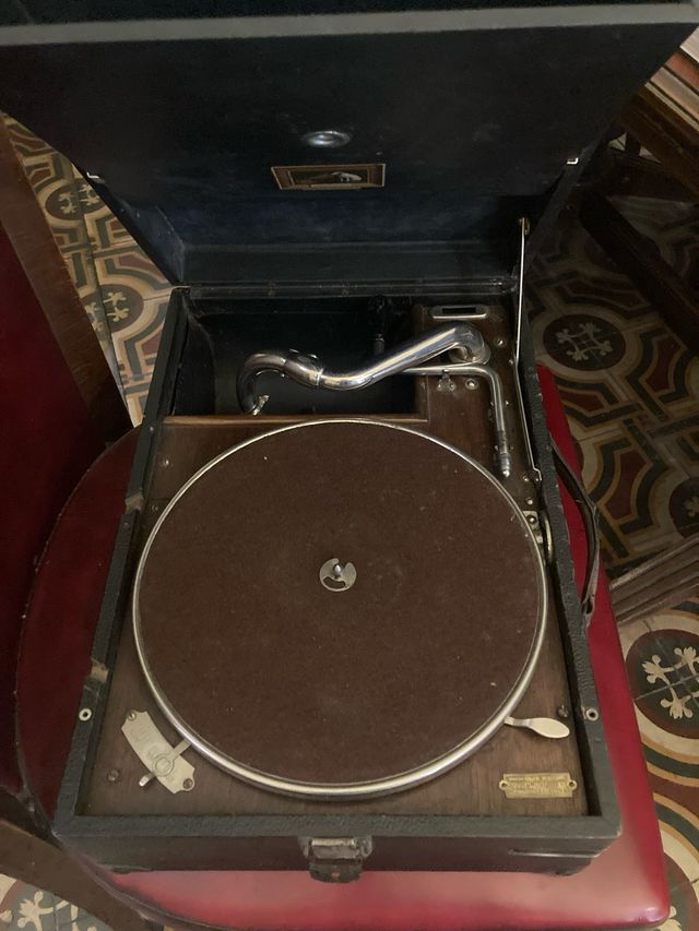 Gramófono portátil  la voz de su amo  con discos