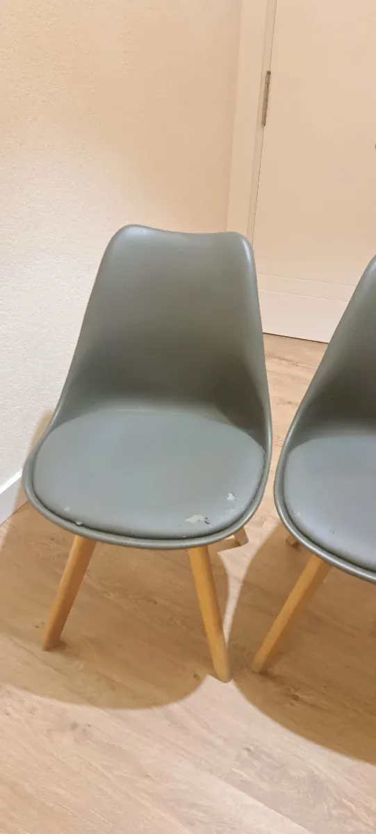 Set di 2 sedie in plastica e legno grigie