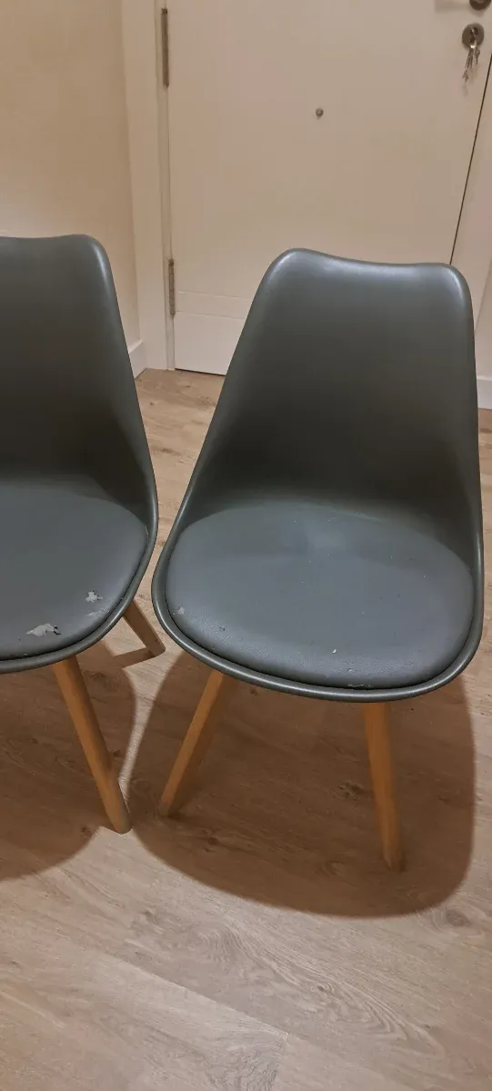 Set di 2 sedie in plastica e legno grigie