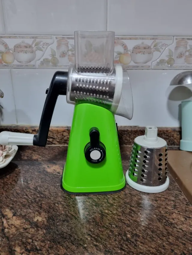 Picadora manual verde con accesorios