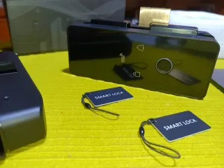 Cerradura inteligente puerta cristal