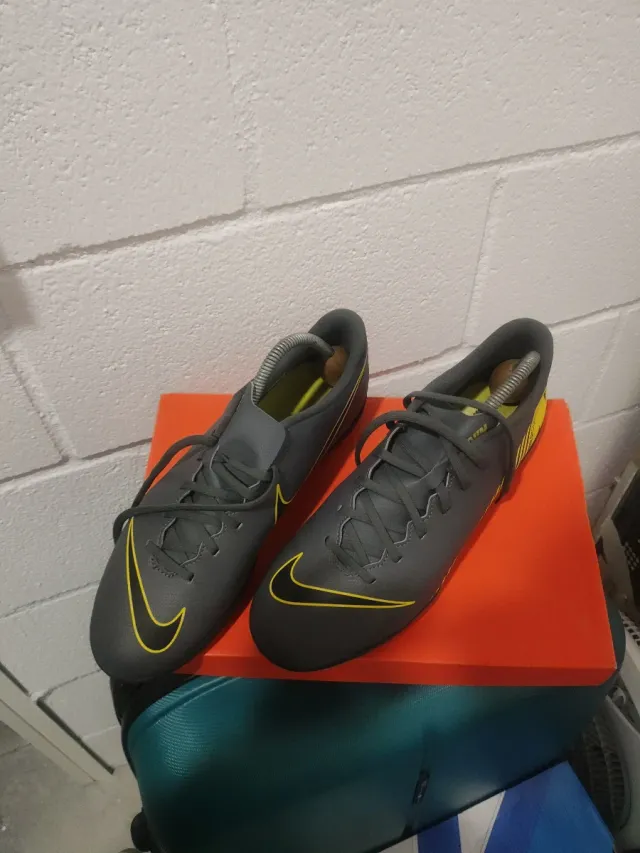 Nike Mercurial Fútbol Gris/Amarillo. Sin estrenar.