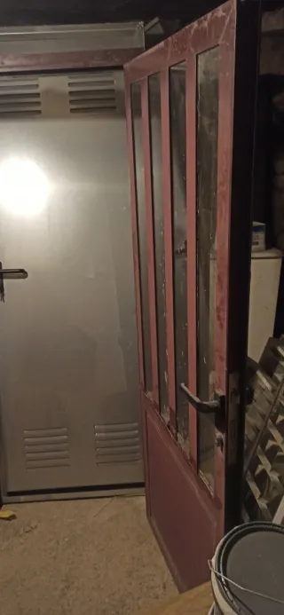 Puerta exterior aluminio granate acristalada.