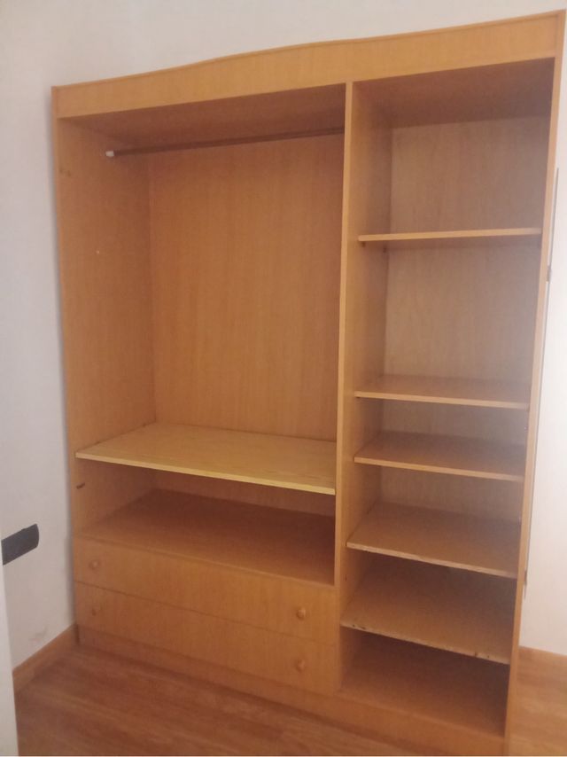 Armario de madera color beige/marrón